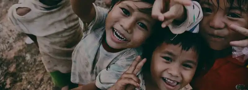 Lächelnde Kinder in Karnataka, Indien