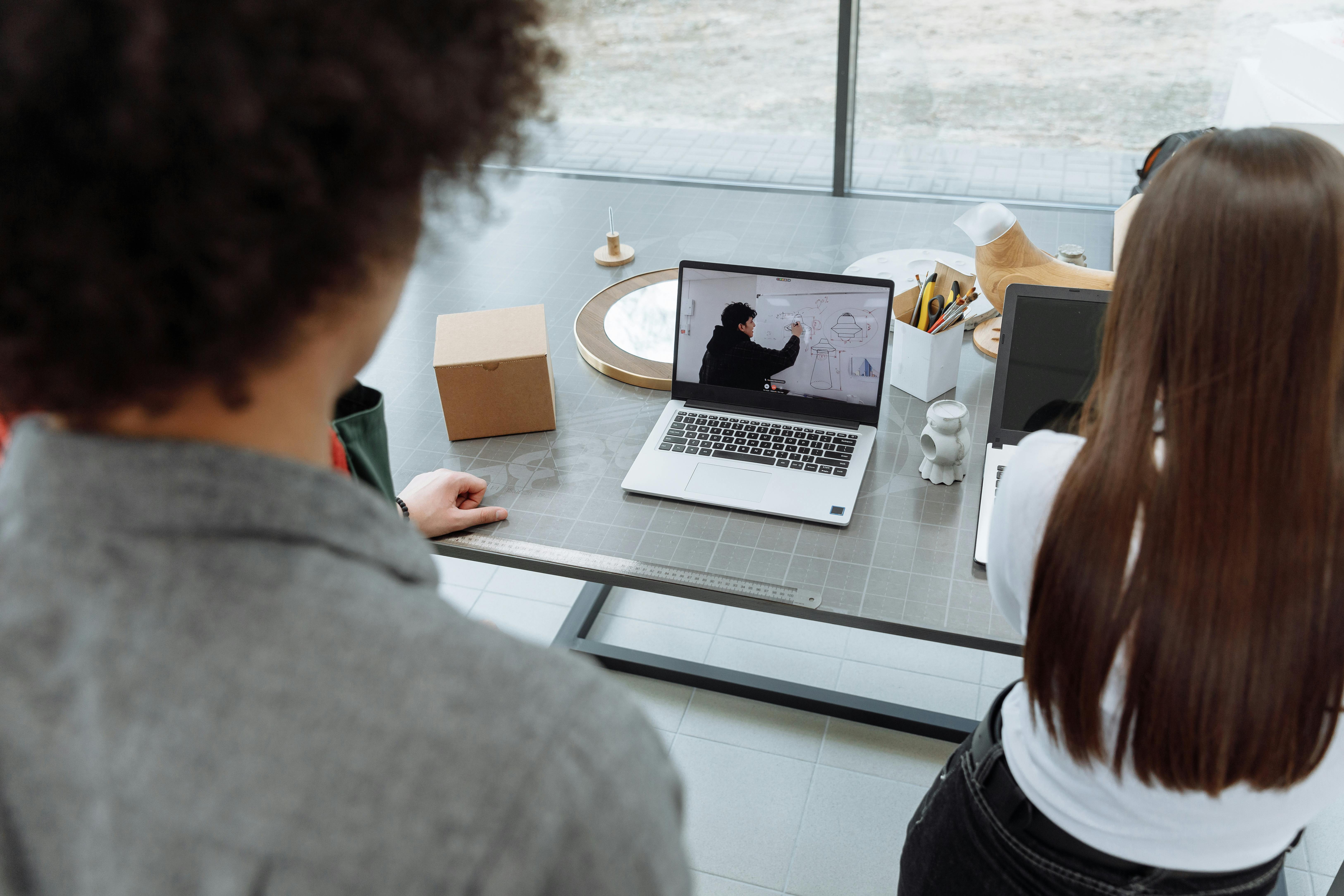 Hybrides Arbeiten 2025: Was Arbeitgeber wissen müssen